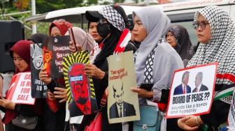 Massa menggelar Aksi Jumat untuk Palestina di depan Kedutaan Besar Amerika Serikat, Jakarta, Jumat (6/2/2026). [Suara.com/Alfian Winanto]