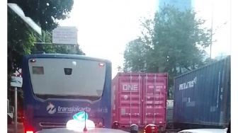 Truk Tabrak Separator, Ribuan Penumpang Transjakarta Terjebak Macet Parah di Tanjung Duren