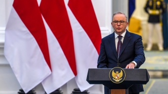 Perdana Menteri (PM) Australia Anthony Albanese memberikan pernyataan bersama saat kunjungan kenegaraan di Istana Merdeka, Jakarta, Jumat (6/2/2026). [ANTARA FOTO/Galih Pradipta/Lmo/rwa]