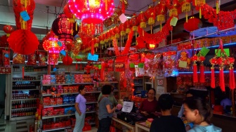 Pernak-pernik Imlek Bermunculan, Pembeli Tak Seramai Tahun Lalu, Pesanan Didominasi Skala Kecil