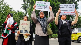 Massa menggelar Aksi Jumat untuk Palestina di depan Kedutaan Besar Amerika Serikat, Jakarta, Jumat (6/2/2026). [Suara.com/Alfian Winanto]