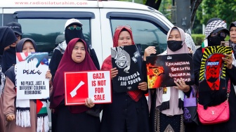 Massa menggelar Aksi Jumat untuk Palestina di depan Kedutaan Besar Amerika Serikat, Jakarta, Jumat (6/2/2026). [Suara.com/Alfian Winanto]