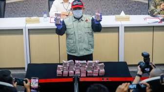 Barang bukti berupa uang tunai ditunjukkan terkait kasus pengurusan sengketa lahan di Pengadilan Negeri (PN) Depok saat konferensi pers di Gedung Merah Putih KPK, Jakarta, Jumat (6/2/2026). [Suara.com/Alfian Winanto]
