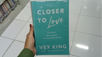 Seni Mencintai dengan Waras di Buku Closer to Love Karya Vex King