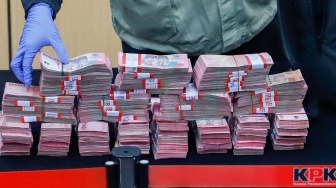 Barang bukti berupa uang tunai ditunjukkan terkait kasus pengurusan sengketa lahan di Pengadilan Negeri (PN) Depok saat konferensi pers di Gedung Merah Putih KPK, Jakarta, Jumat (6/2/2026). [Suara.com/Alfian Winanto]