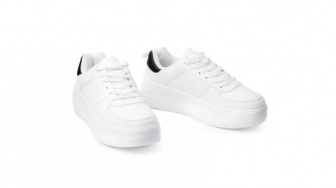 Sepatu Putih Sebaiknya Dicuci Pakai Apa? Ini Cara Merawat yang Benar agar Tidak Kuning