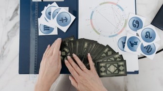 Ramalan Zodiak Terasa Selalu Relate? Bisa Jadi Ini Tanda Barnum Effect