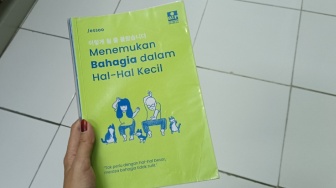 Membaca Harian Bucin Komikus di Buku Menemukan Bahagia dalam Hal-Hal Kecil