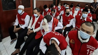 5 Fakta Pesta Seks Sesama Jenis di Surabaya, 34 Pria Didakwa Pasal Berlapis dan UU Pornografi!