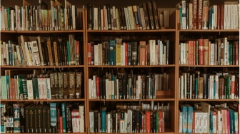 Membangun Literasi, Mengunci Akses: Ironi Kebijakan Perpustakaan Daerah