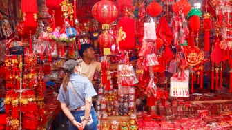Pedagang menjual pernak-pernik perayaan Imlek di kawasan Glodok, Jakarta, Senin (9/2/2026). [Suara.com/Alfian Winanto]
