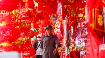 Pedagang menjual pernak-pernik perayaan Imlek di kawasan Glodok, Jakarta, Senin (9/2/2026). [Suara.com/Alfian Winanto]
