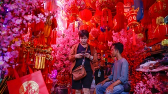 Pedagang menjual pernak-pernik perayaan Imlek di kawasan Glodok, Jakarta, Senin (9/2/2026). [Suara.com/Alfian Winanto]
