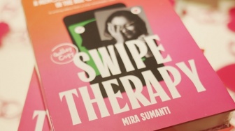 Buku Swipe Therapy: Eat Pray Love Versi Generasi Tinder