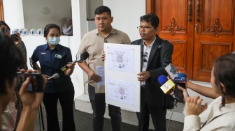 Pengamat Kebijakan Publik Bonatua Silalahi (kanan) menunjukan salinan asli ijazah Presiden ke-7 Joko Widodo di depan kantor KPU RI, Jakarta, Senin (9/2/2026). [Suara.com/Alfian Winanto]
