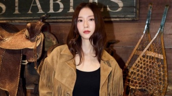 4 Padu Padan Outfit Blazer ala Krystal Jung, Gaya Chic untuk Banyak Momen!