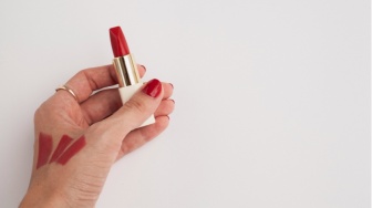 4 Lipstik Emina yang Cocok untuk Kulit Sawo Matang, dari Nude sampai Bold!