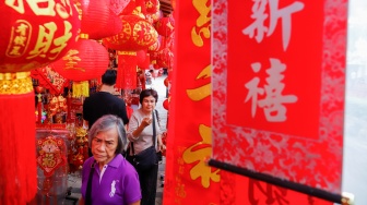 Pedagang menjual pernak-pernik perayaan Imlek di kawasan Glodok, Jakarta, Senin (9/2/2026). [Suara.com/Alfian Winanto]
