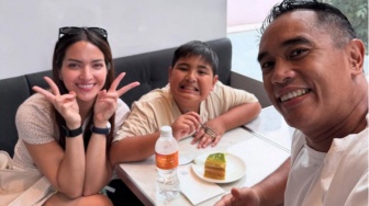 Diterpa Hoaks Cerai, Nia Ramadhani Emosi Sebut Perasaan Anak Terluka