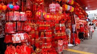 Pedagang menjual pernak-pernik perayaan Imlek di kawasan Glodok, Jakarta, Senin (9/2/2026). [Suara.com/Alfian Winanto]
