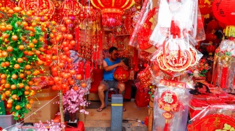 Pedagang menjual pernak-pernik perayaan Imlek di kawasan Glodok, Jakarta, Senin (9/2/2026). [Suara.com/Alfian Winanto]
