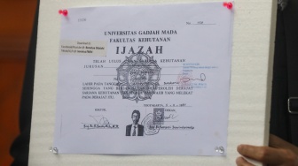 Salinan asli ijazah Presiden ke-7 Joko Widodo di depan kantor KPU RI, Jakarta, Senin (9/2/2026). [Suara.com/Alfian Winanto]
