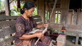 Menenun Identitas: Perempuan Sumba, Warna Alam, dan Warisan yang Tak Pernah Putus