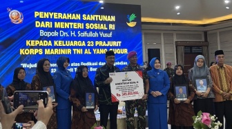 Kemensos Beri Santunan untuk Keluarga Marinir Korban Longsor Cisarua