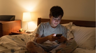 Angkat Telepon Bikin Kena Mental? Di Balik Kecenderungan Anak Muda Pilih Berkabar Lewat Pesan Teks