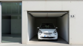 Punya Garasi Cuma Lebar 2,5 Meter? Ini 5 Mobil Pendek yang Pintunya Masih Bisa Dibuka Lebar