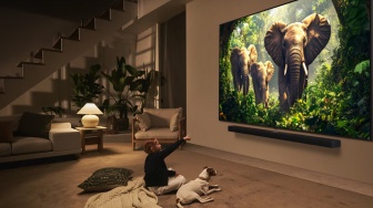 3 Rekomendasi Smart TV 100 Inch untuk Nonton Film Layaknya di Bioskop