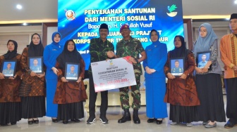 Mensos Gus Ipul Serahkan Santunan Duka pada 23 Prajurit TNI AL Korban Longsor Cisarua