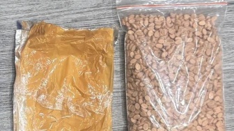 Tak Berkutik! Detik-detik Penangkapan Dua Pria Pembawa Ribuan Ekstasi di Jakarta Barat