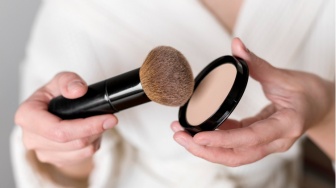 Kenapa Pakai Bedak Jadi Abu Abu? Ini 6 Pilihan Bedak Full Coverage Terbaik