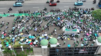 Polisi Bagi-Bagi Roti dan Air di Tengah Aksi Ribuan Guru Madrasah di Depan DPR