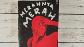 Membaca Ulang Merahnya Merah: Saat Kehilangan Menjadi Awal Pencarian Makna