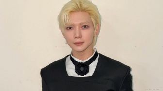 4 Ide Styling Outerwear ala Yeosang ATEEZ untuk OOTD Simpel tapi Kece!