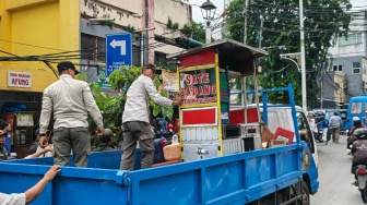 PKL di Pecinan Glodok Kabur Berhamburan Didatangi Satpol-PP, 85 Motor di Trotoar Kena Cabut Pentil