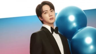 4 Padu Padan Outfit Hitam ala Jin BTS yang Bikin Look Lebih Naik Level
