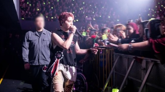 Momen Taeyong NCT Turun Panggung Hingga Lautan Bunga Mawar di Konser Solo Jakarta Sukses Bikin Haru