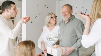 Fenomena Cut Off Orang Tua: Self-Love atau Batasan yang Terlambat Dibuat?