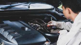 Biaya Servis Mobil Hybrid vs Mobil Bensin Biasa, Mana yang Lebih Hemat?