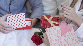 Kado Valentine Anti Mainstream: 4 Hadiah Universal Biar Makin Berkesan