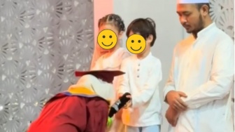 Viral Prosesi Wisuda Santri di Pesantren Tuai Pro dan Kontra, Adab Anak Kiai Diperdebatkan