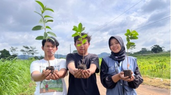 Mahasiswa KKN UIN Walisongo Tebarkan 450 Bibit Tumbuhan