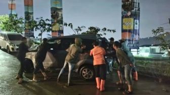 BPBD Bogor Evakuasi Mobil yang Terseret Banjir Bandang di Sentul