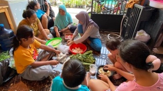Relawan Pesta Adat: Jerih Lelah yang Tidak Dibayar Demi Martabat Keluarga