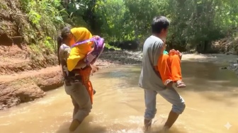 Ironi Siswa Digendong Seberangi Sungai di Ponorogo, Jembatan Tak Kunjung Hadir!