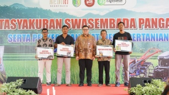 Capai Swasembada Pangan, Mas Dhito Kembali Salurkan Bantuan Alsintan & Benih Padi