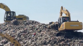 Enam Alat Berat Bekerja Optimal, Penanganan Sampah TPA Putri Cempo Mulai Lancar